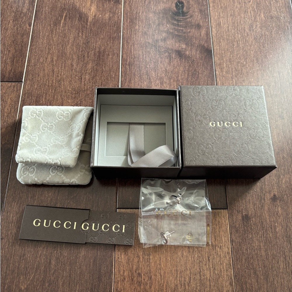 100% authentic GUCCI TRADEMARK HEART-SHAPED EARRINGS 925 Sterling silver NEW